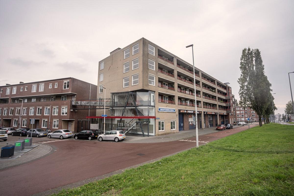 Modern bakstenen woongebouw