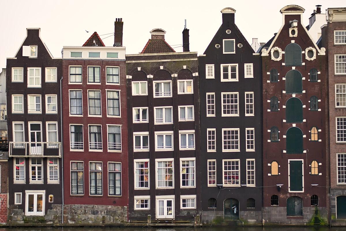 Rij karakteristieke Nederlandse grachtenpanden