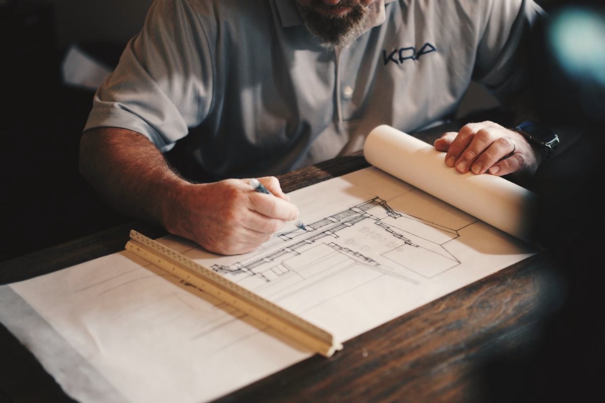 Hand schetst een bouwkundige doorsnede op tekenpapier