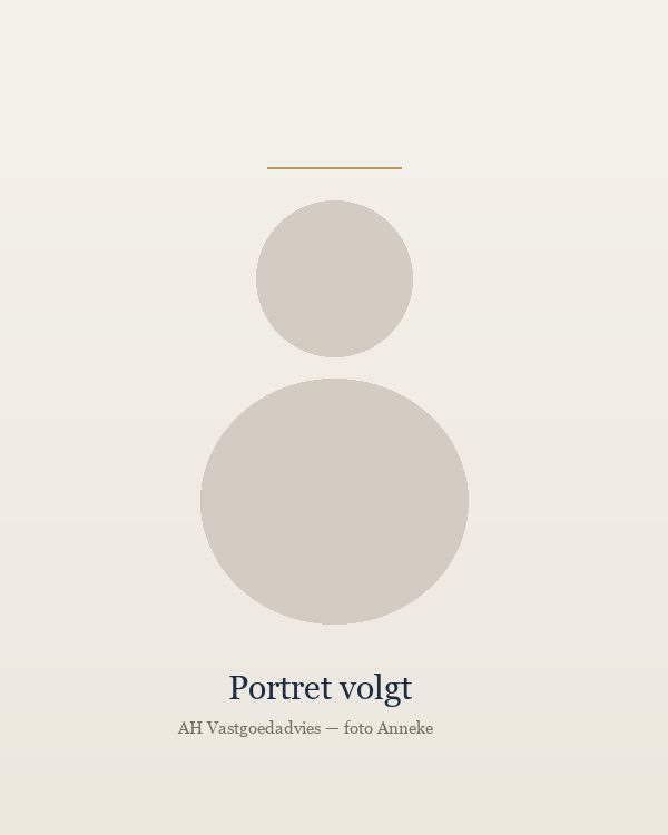 Portret van de vastgoedadviseur achter AH Vastgoedadvies